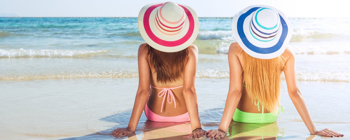 nők élvezik a napsütést atengerparton
