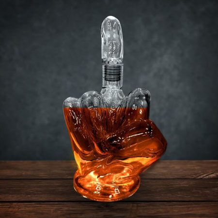 Whiskys kancsó középső ujj
