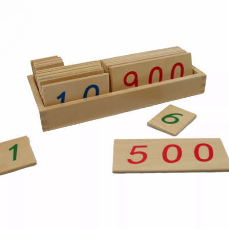 Kicsi fa kártyák számokkal 1-től 1000-ig