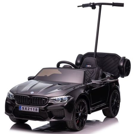 BMW M5 elektromos kisautó feketére festve vezetőrúddal