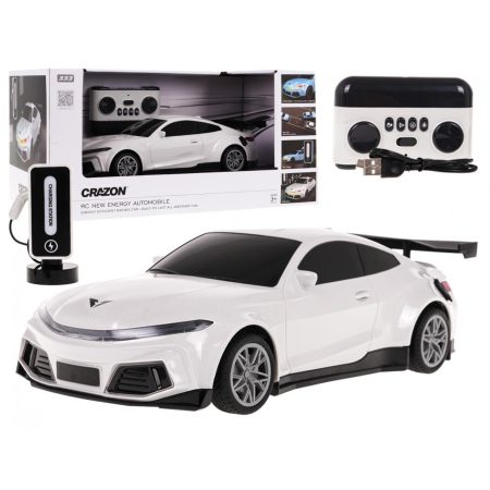 R/C távirányítós elektromos autó töltőállomással fehér